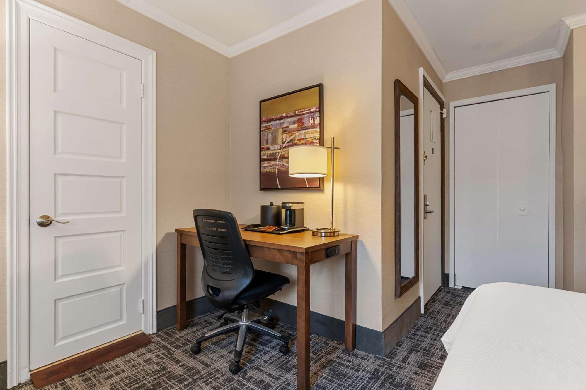 Best Western Ville-Marie Hotel & Suites Монреаль Экстерьер фото